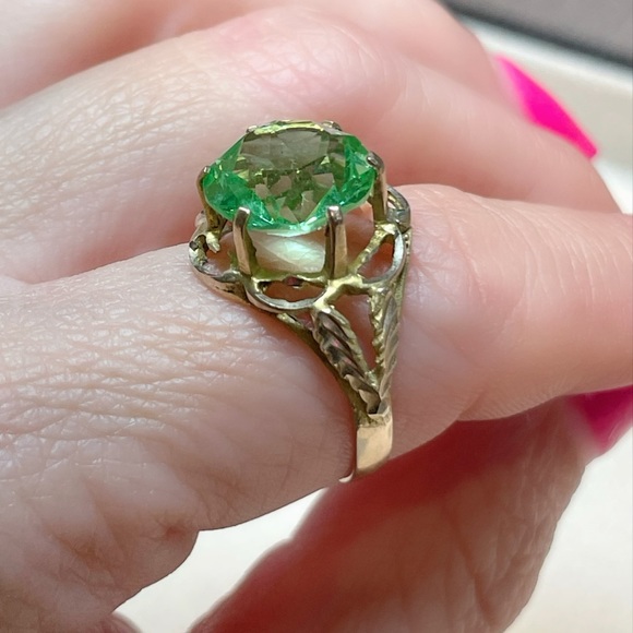 Vintage 10k Gold Green Synthetic Green Gem Ring Size 8 - solid 10k gold